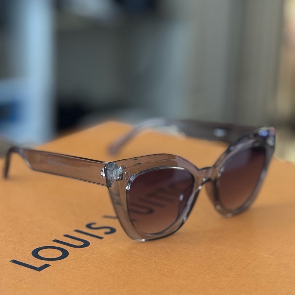 Gray cat-eye framed sunglasses - Picture 6 of 6